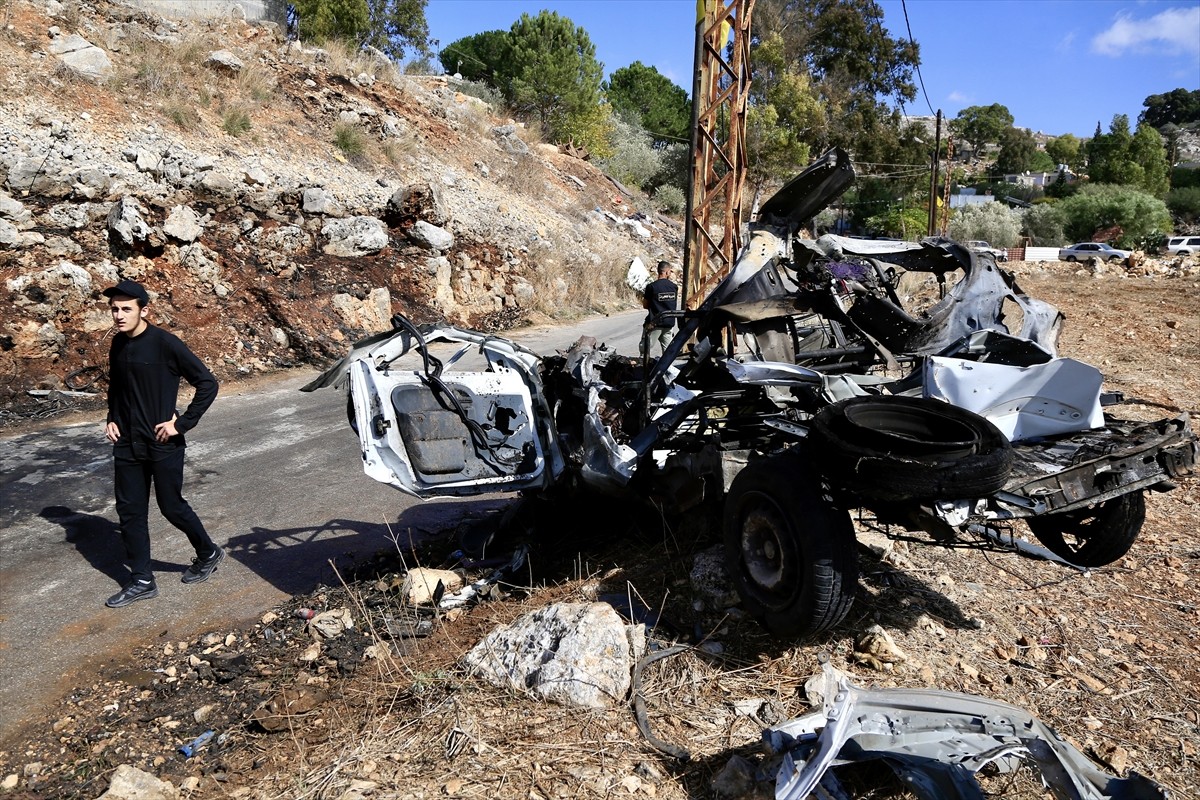 İsrail ordusunun Lübnan’ın güneyindeki Nebatiye kentinde bir araca insansız hava aracı (İHA) ile...