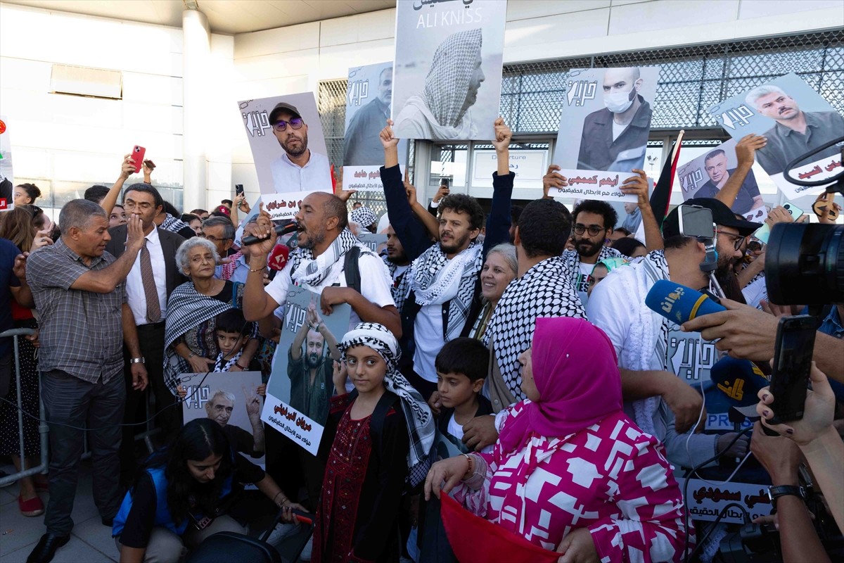 İsrail tarafından uluslararası sularda saldırıya uğrayıp alıkonulan Küresel Sumud Filosu'nda yer...
