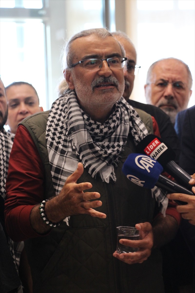 İsrail tarafından uluslararası sularda saldırıya uğrayıp alıkonulan Küresel Sumud Filosu'nda yer...