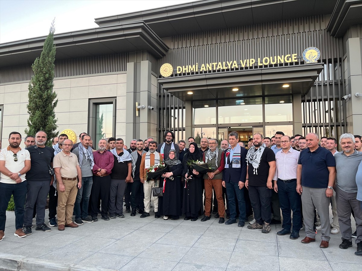 İsrail tarafından uluslararası sularda saldırıya uğrayıp alıkonulan Küresel Sumud Filosu'nda yer...