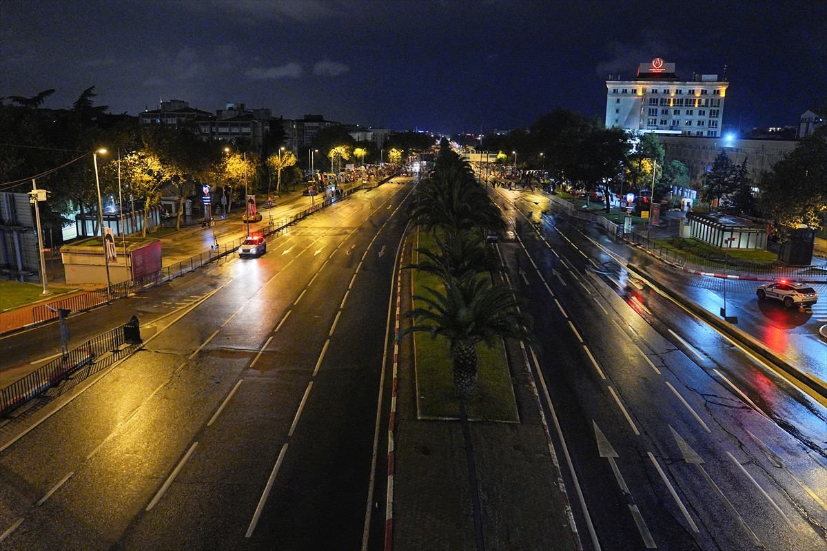 İstanbul'da, 29 Ekim Cumhuriyet Bayramı tören provası nedeniyle bazı cadde ve yollar trafiğe...