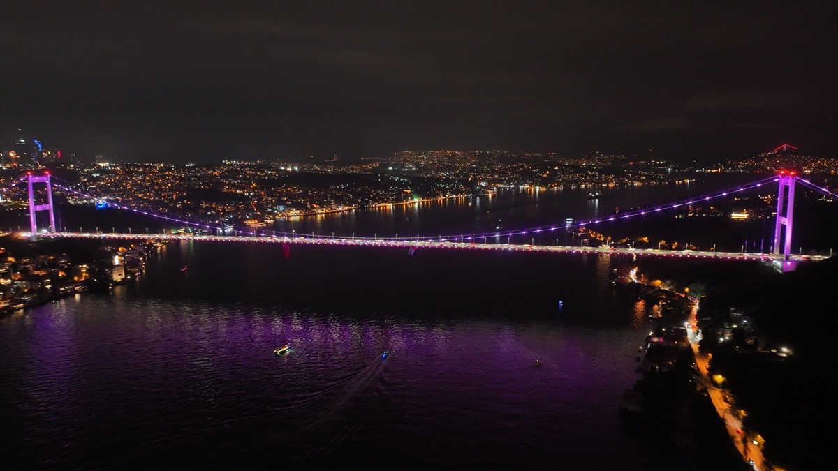 İstanbul'da Fatih Sultan Mehmet ve Yavuz Sultan Selim köprüleri, meme kanserinde farkındalığı...