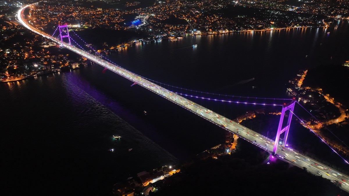 İstanbul'da Fatih Sultan Mehmet ve Yavuz Sultan Selim köprüleri, meme kanserinde farkındalığı...