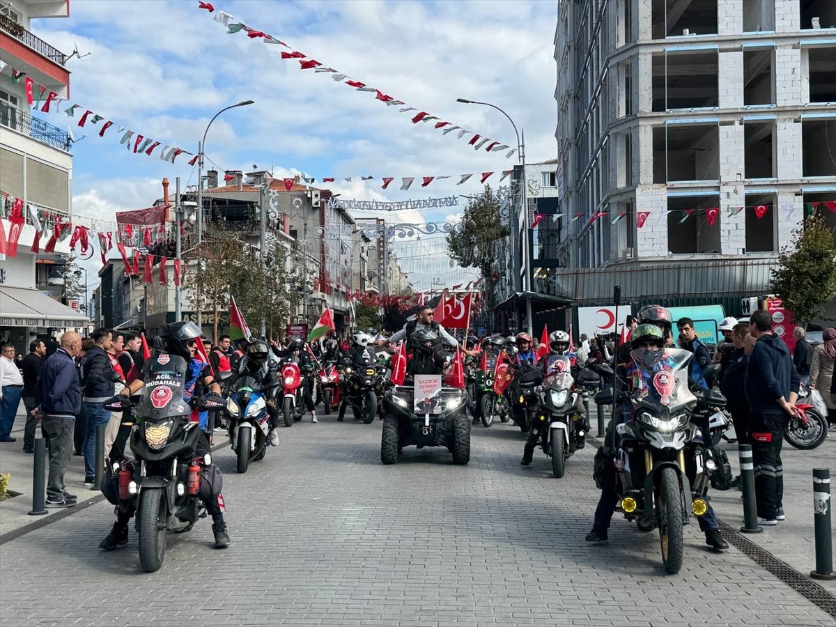 İstanbul'da motosikletliler Gazze'de yaşanan insanlık dramına dikkati çekmek için "Gazze için...