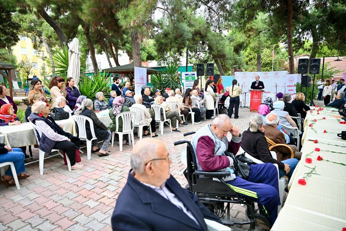 İstanbul İl Sağlık Müdürlüğünce, 1 Ekim Dünya Yaşlılar Günü dolayısıyla düzenlenen etkinlikte...