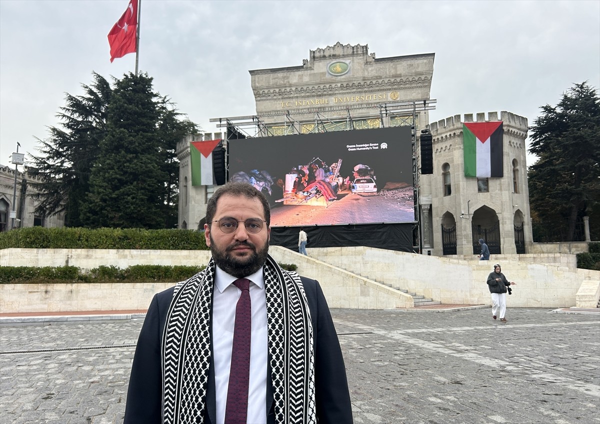 İstanbul Üniversitesi, İsrail'in Gazze'deki soykırımının ikinci yılı nedeniyle Beyazıt Meydanı'na...