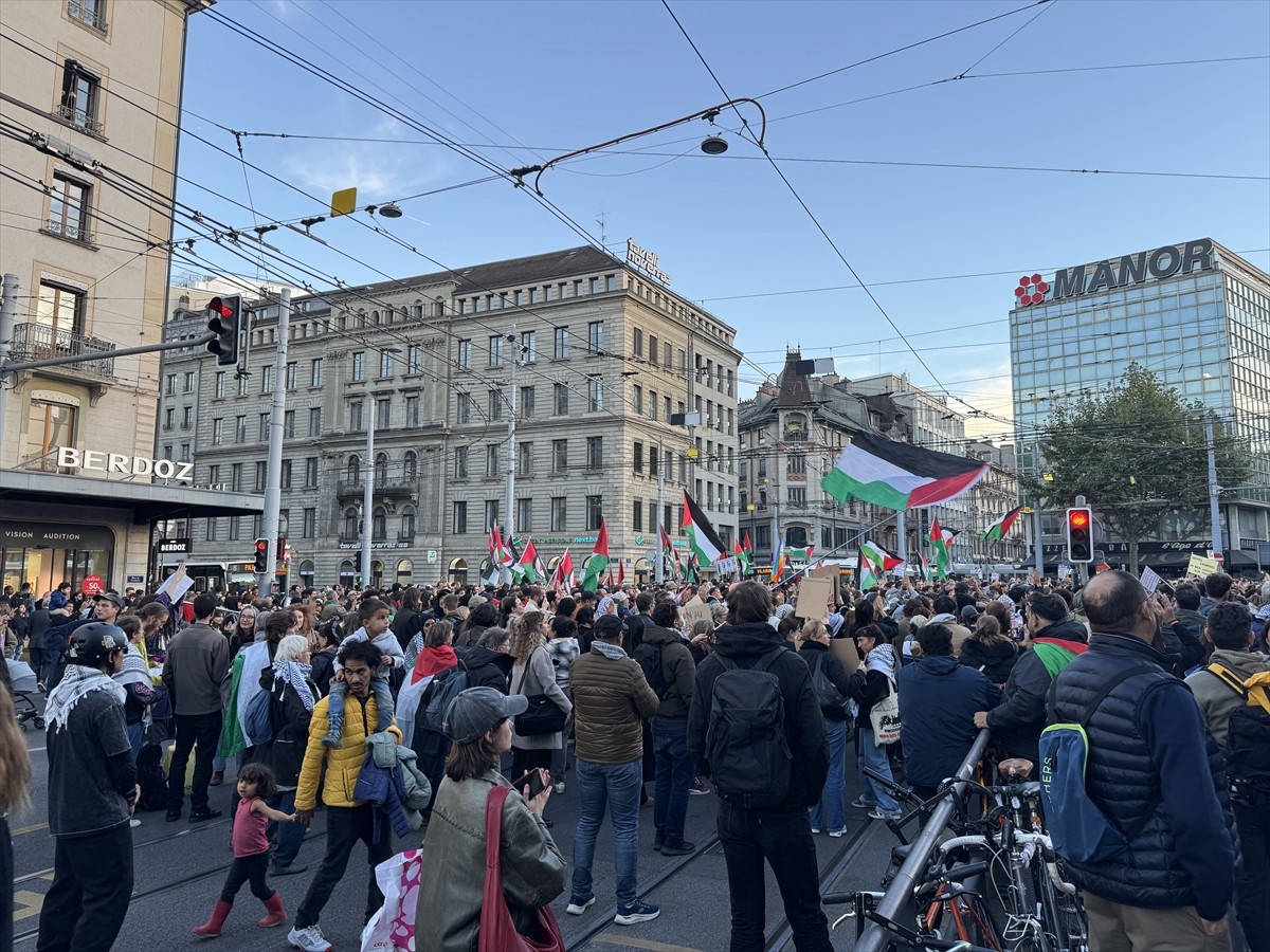 İsviçre'nin Cenevre başta olmak üzere birçok kantonunda binlerce kişi, deniz yoluyla Gazze'ye...