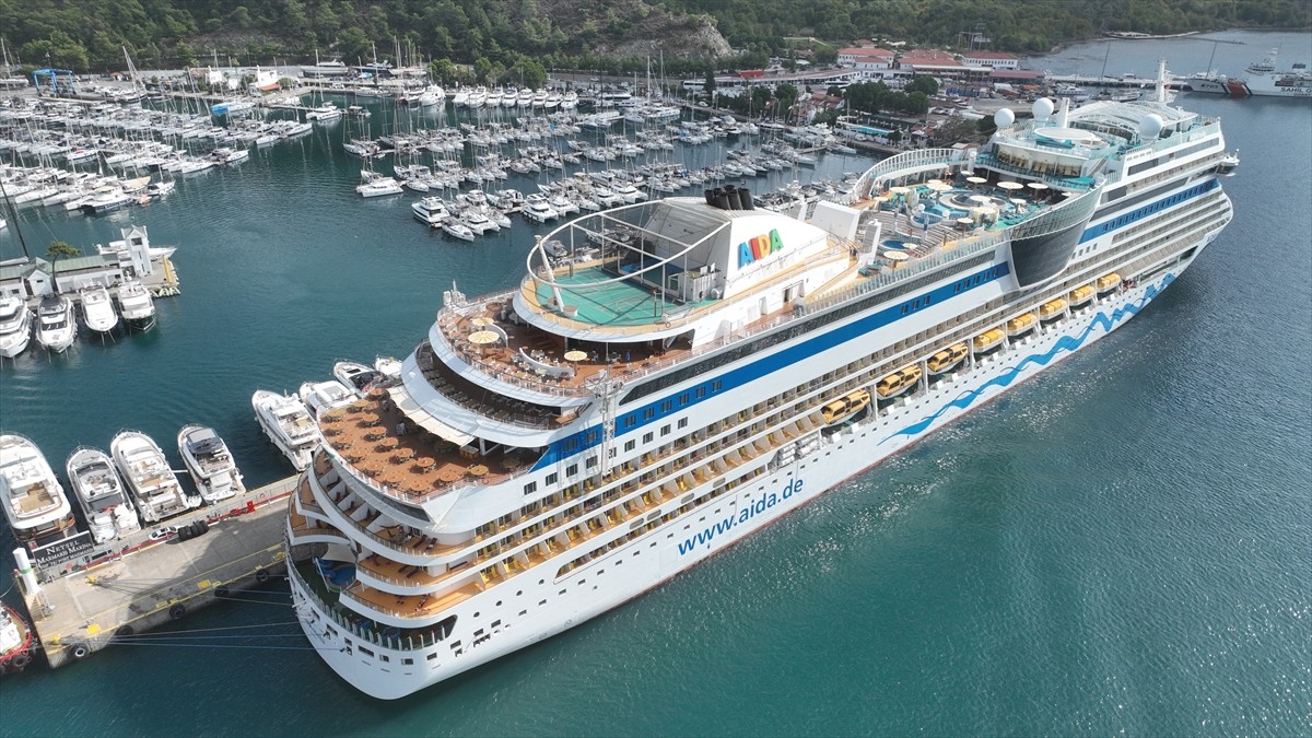 İtalya bayraklı "Aida Stella" adlı kruvaziyer, 2 bin 500 yolcusuyla Muğla'nın Marmaris ilçesine...