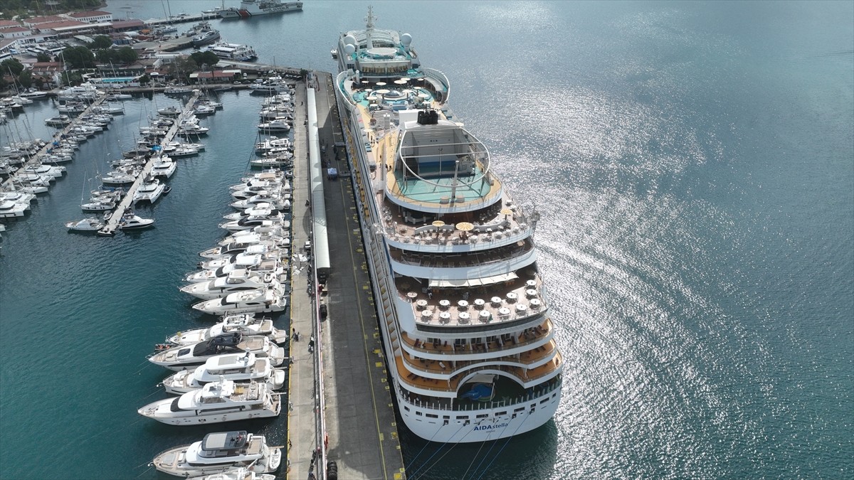 İtalya bayraklı "Aida Stella" adlı kruvaziyer, 2 bin 500 yolcusuyla Muğla'nın Marmaris ilçesine...