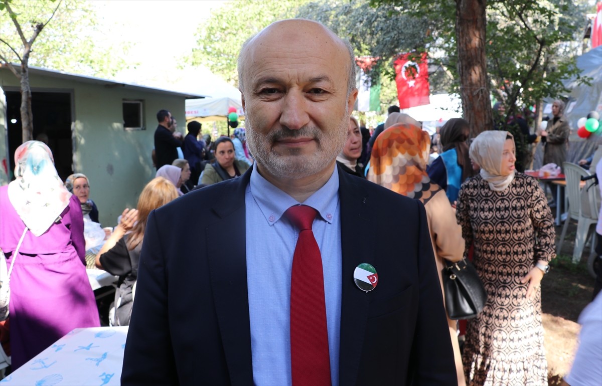 İzmir'de, Karşıyaka İlçe Müftülüğü tarafından Gazze'ye yardım amacıyla "hayır çarşısı" açıldı....