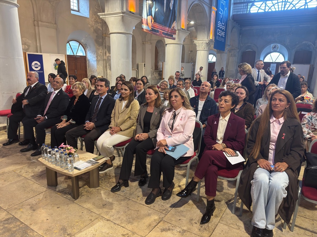 İzmir'de Meme Kanseri Ayı farkındalık etkinlikleri kapsamında Çeşme'de, kültür merkezi Aya...