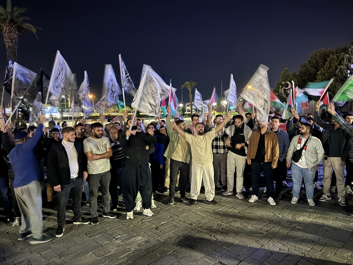 İzmir'de toplanan çok sayıda kişi, ablukayı kırmak ve insani yardım ulaştırmak amacıyla Gazze'ye...