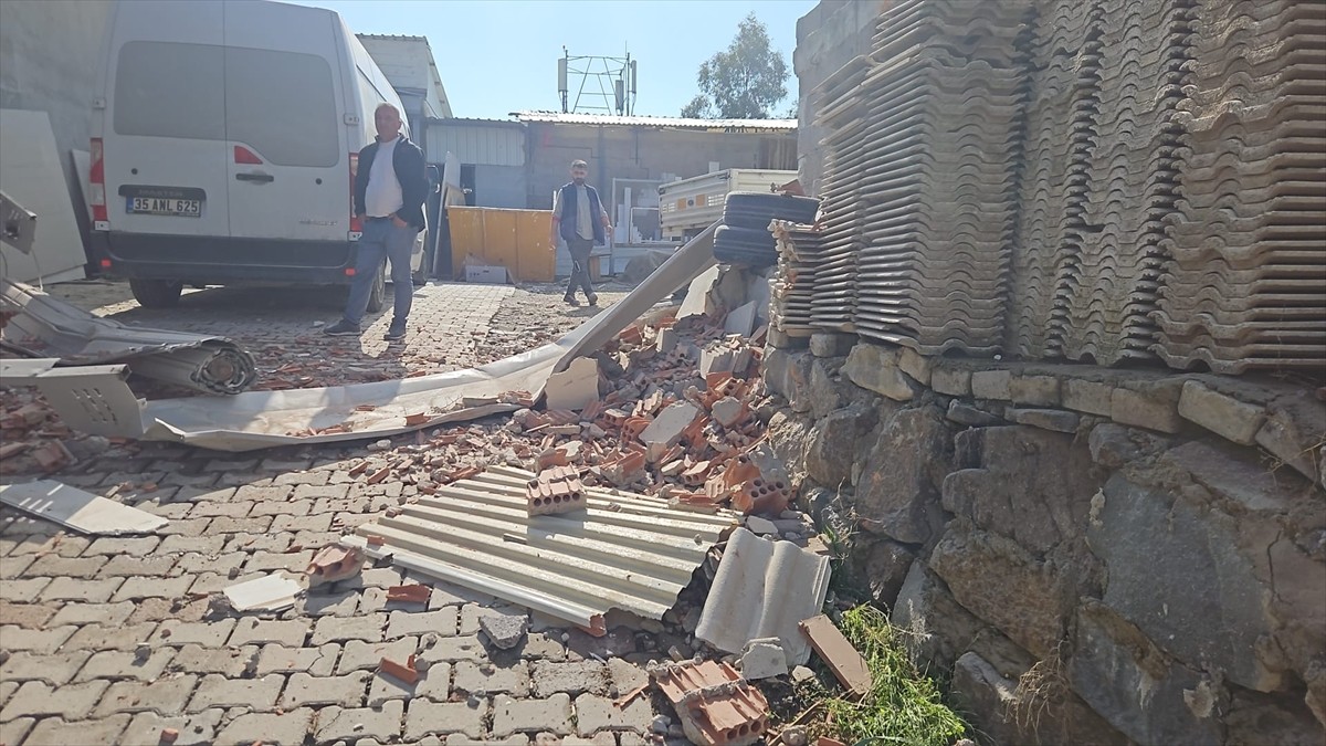 İzmir'in Bayraklı ilçesinde bir evde, henüz belirlenemeyen nedenle yaşanan patlamada 1 kişi...