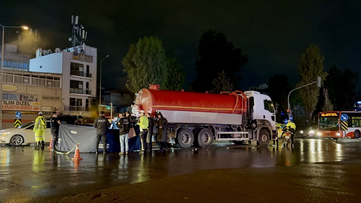 İzmir'in Bornova ilçesinde vidanjörle çarpışan motosikletin sürücüsü yaşamını yitirdi. İhbar...