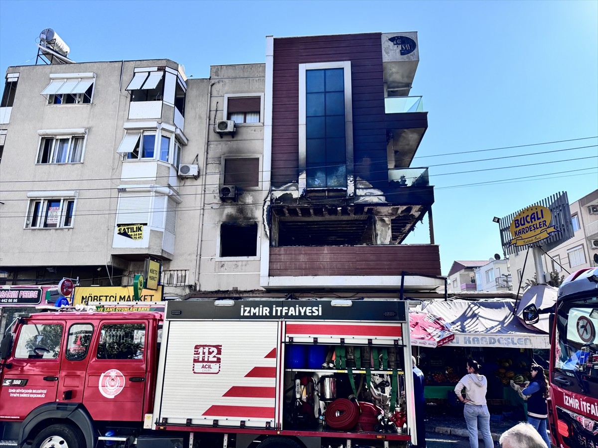 İzmir'in Buca ilçesinde apartmanın birinci katındaki dairede çıkan yangın itfaiye ekiplerince...
