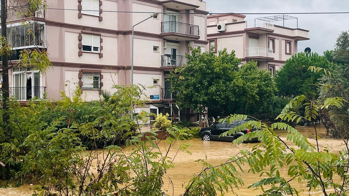 İzmir'in Foça ilçesinde etkili olan sağanak nedeniyle dere taştı, bazı ev ve iş yerlerini su...