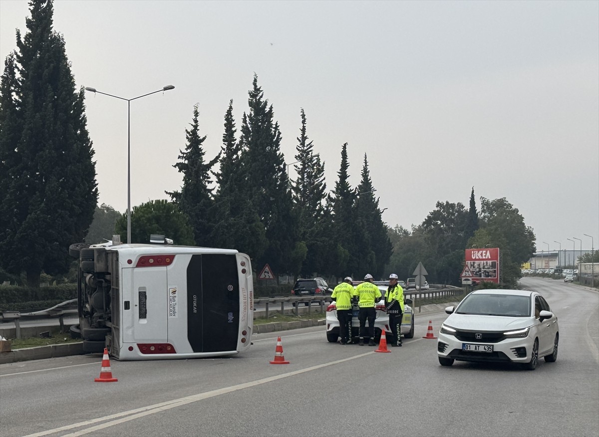 İzmir'in Gaziemir ilçesinde midibüsün devrilmesi sonucu 5 kişi yaralandı. Kaza yerine polis...
