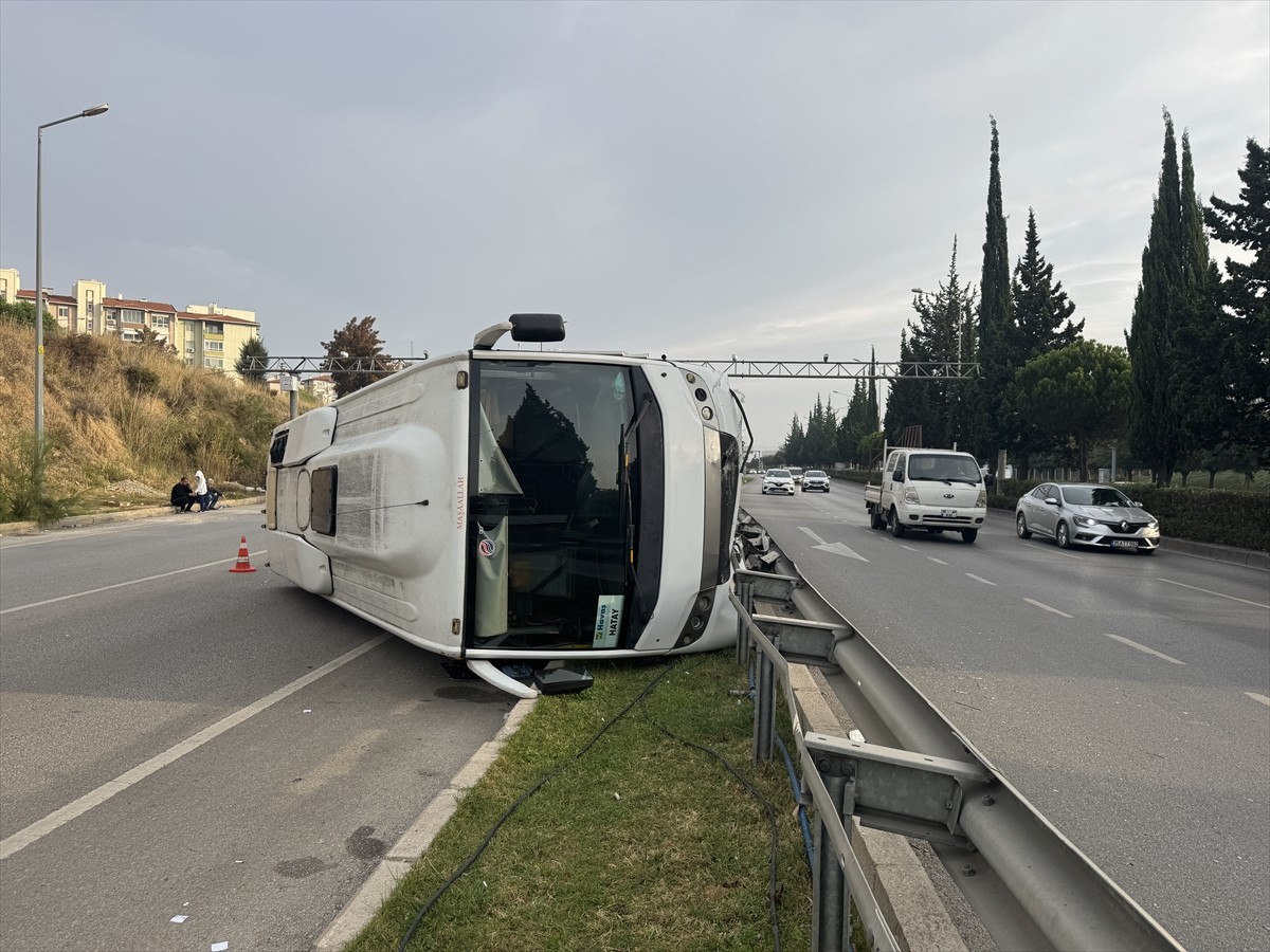 İzmir'in Gaziemir ilçesinde midibüsün devrilmesi sonucu 5 kişi yaralandı. Kaza yerine polis...