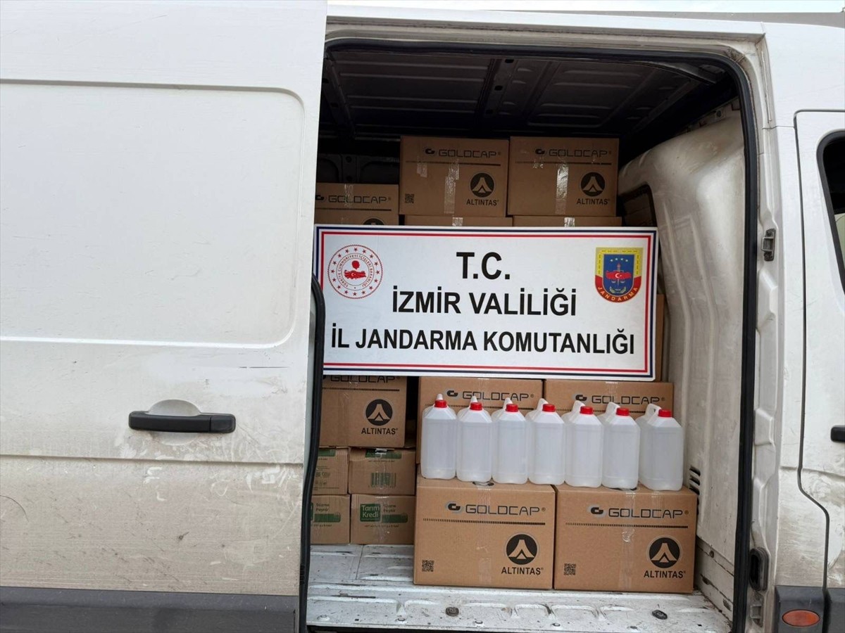 İzmir'in Karşıyaka ilçesinde düzenlenen kaçakçılık operasyonunda 1 ton etil alkol ele geçirildi...