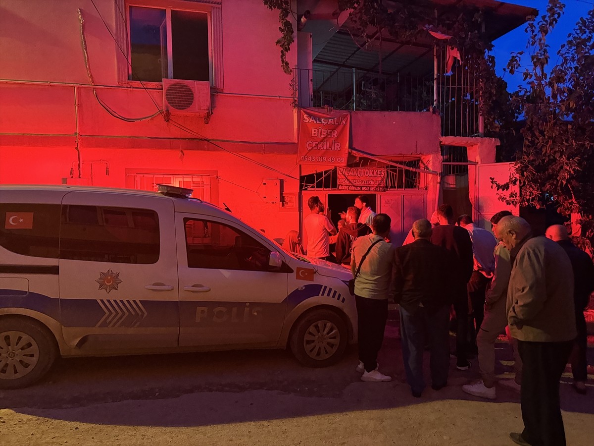 Kahramanmaraş'ın Dulkadiroğlu ilçesinde bir kişi, eski eşi ile eski eşinin annesini öldürdü, üvey...