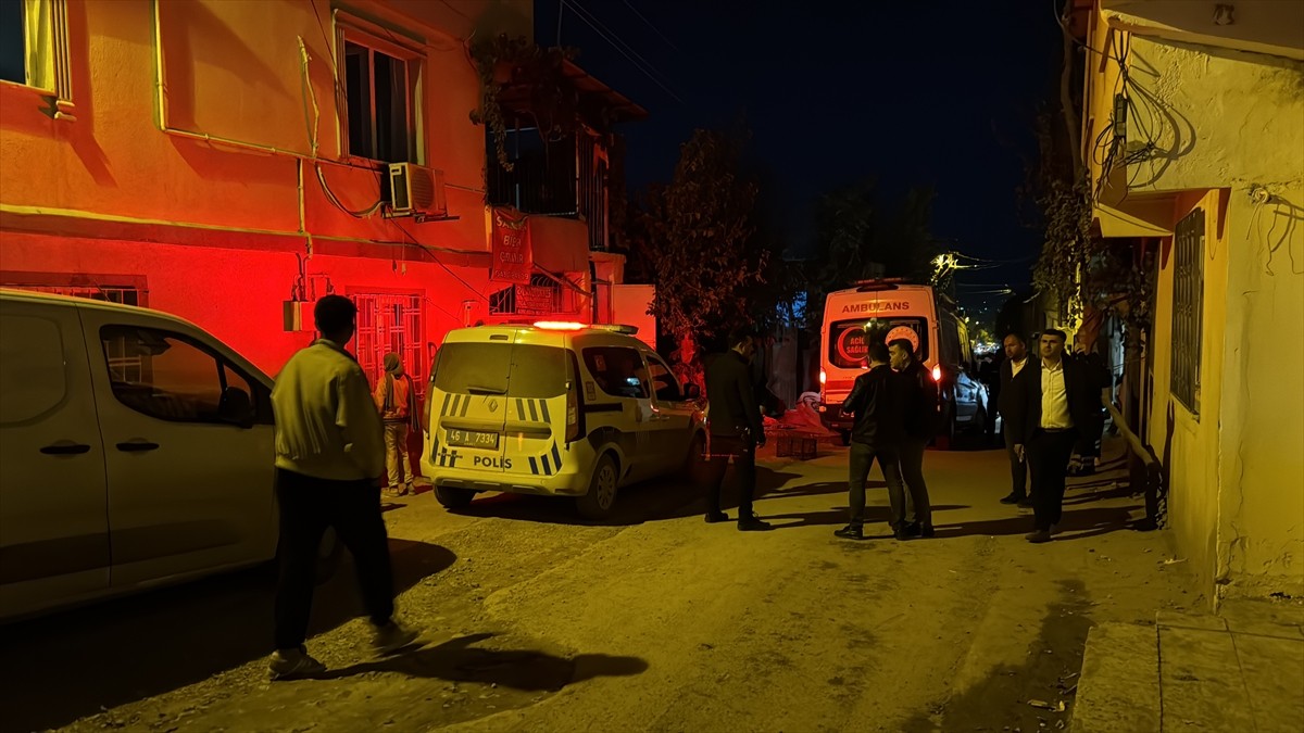 Kahramanmaraş'ın Dulkadiroğlu ilçesinde bir kişi, eski eşi ile eski eşinin annesini öldürdü, üvey...