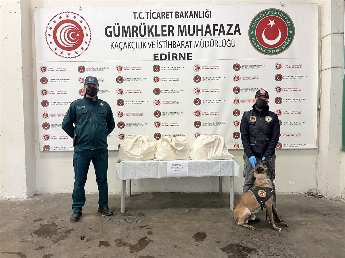 Kapıkule Sınır Kapısı'nda bir kamyonette kapı döşemelerinin içine gizlenmiş 36 kilo 180 gram...
