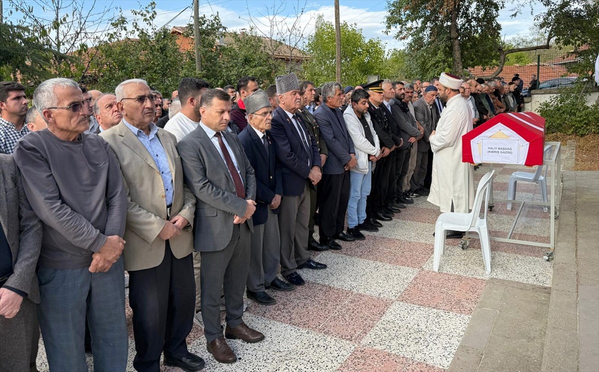  Karabük'te 72 yaşında vefat eden Kıbrıs gazisi Halit Başdağ'ın cenazesi Ovacık ilçesinde toprağa...