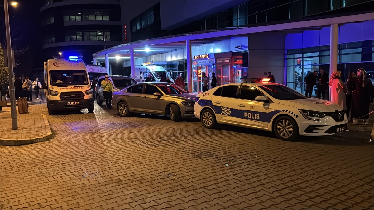 Karabük'te su oluğuna düşen yaşlı adam yaşamını yitirdi. Şevket Özdoğan, ambulansla Karabük Eğitim...