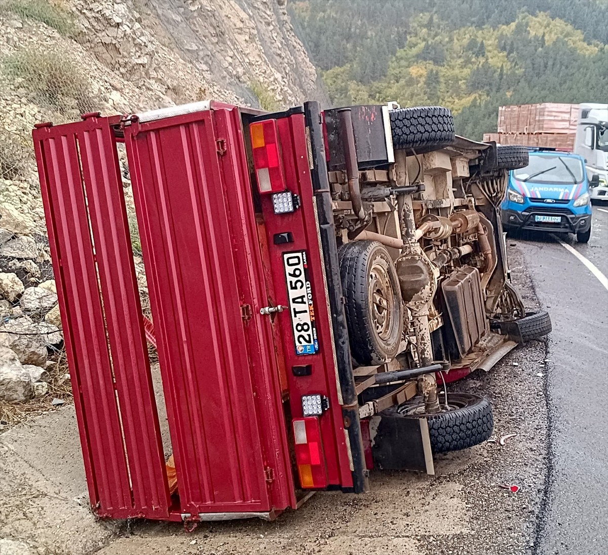 Karabük'ün Eskipazar ilçesinde kamyonetin su kanalına devrilmesi sonucu 5 kişi yaralandı.