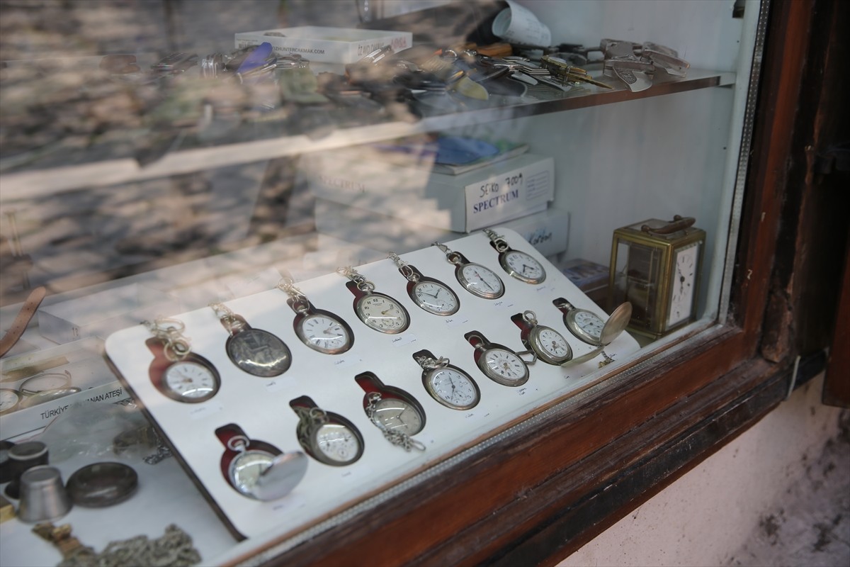 Karabük'ün Safranbolu ilçesinde yaşayan 65 yaşındaki saat tamircisi Mehmet Yapıcı, yarım asırdır...