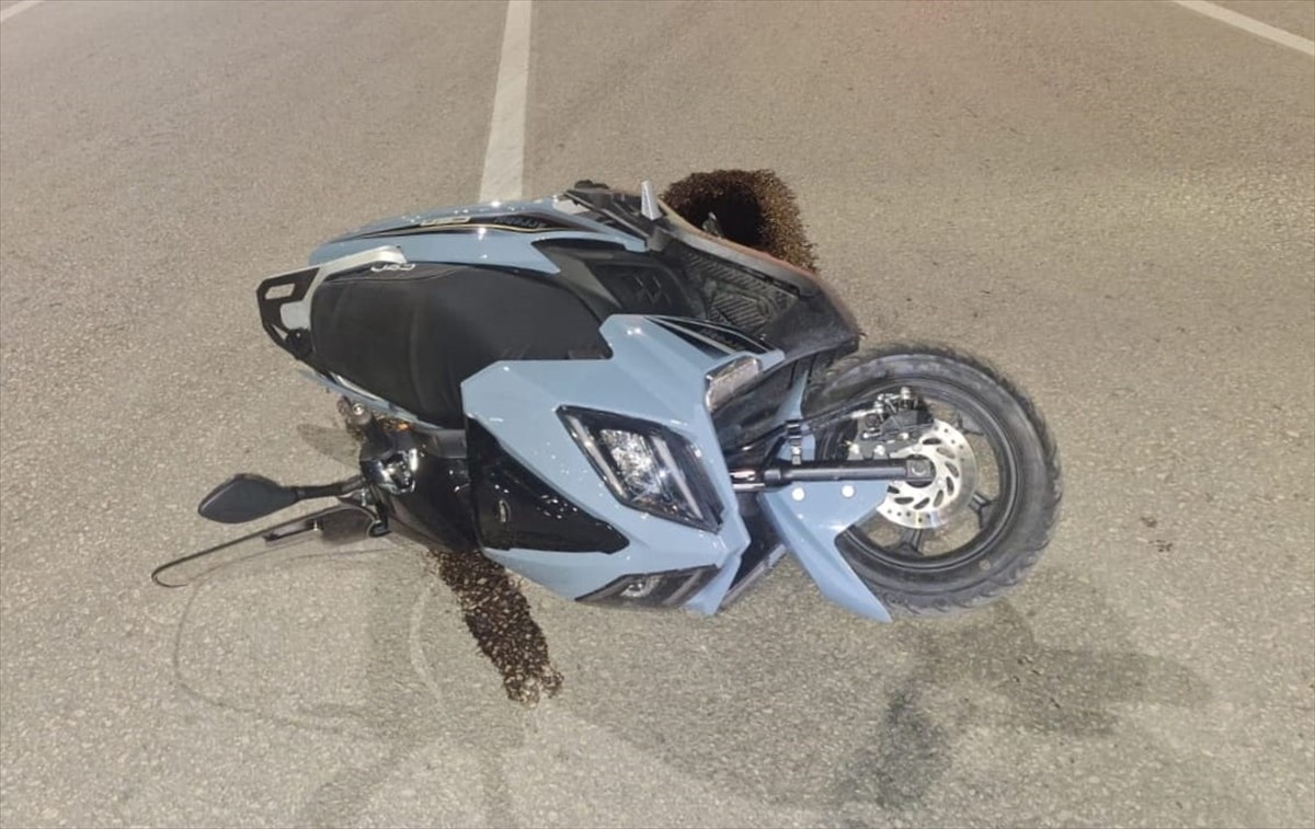 Karabük’te kırmızı ışıkta bekleyen motosikletliye bir otomobilin çarpması sonucu motosiklet...