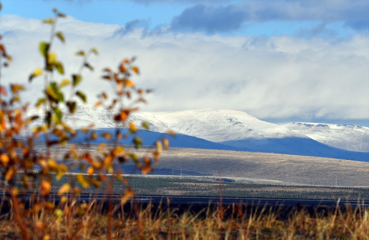 Kars'ın Sarıkamış ilçesinin yüksek kesimleri beyaza büründü.