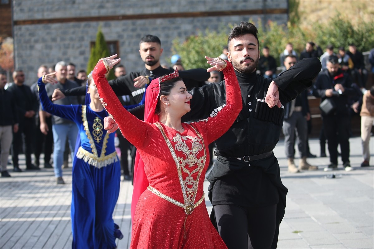 Kars'ta düzenlenen "Yaşayan Miras Festivali" çeşitli etkinliklerle başladı. Kafkas Halk Oyunları...