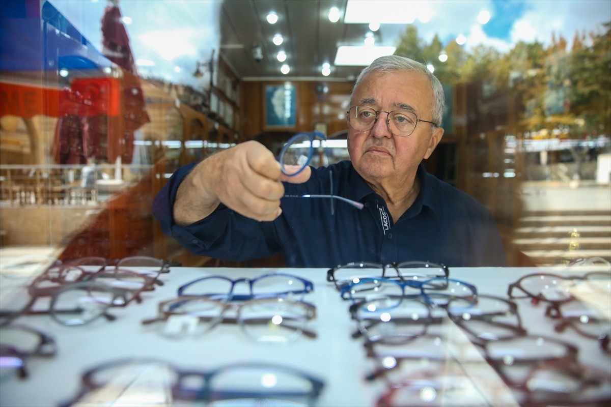 Kastamonu'da yaklaşık 60 yıldır gözlükçülük yapan İsmail Kargılı, gözlük camlarını düzeltirken...