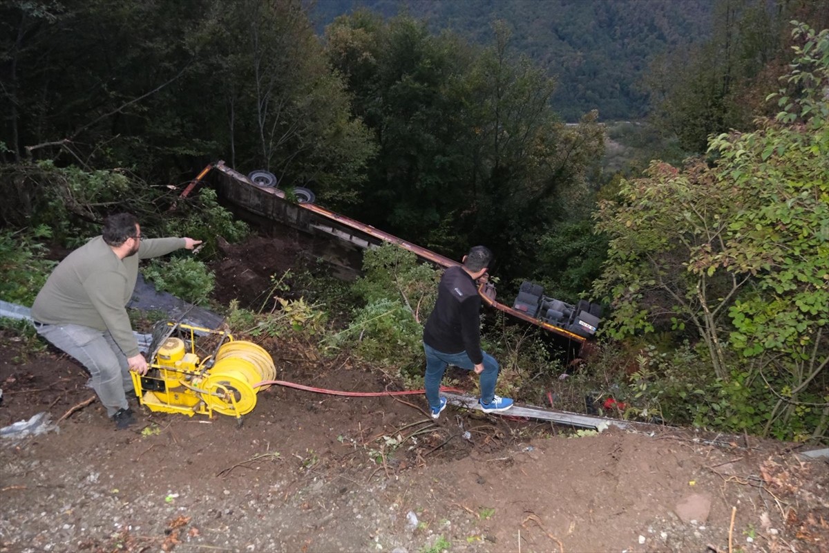 Kastamonu'nun Bozkurt ilçesinde şarampole devrilen tırın sürücüsü sıkıştığı yerden yaklaşık 2 saat...