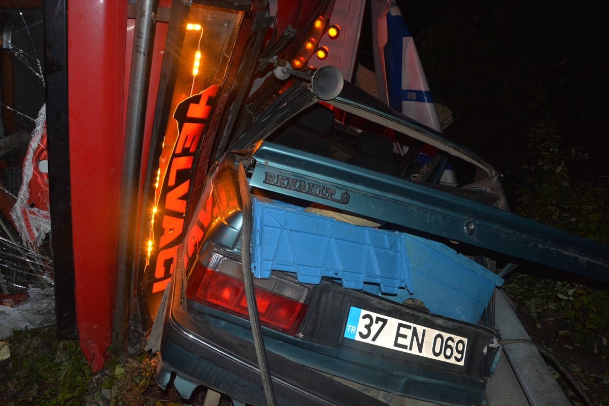 Kastamonu'nun İnebolu ilçesinde tır ile otomobilin çarpışması sonucu 2 kişi yaralandı.