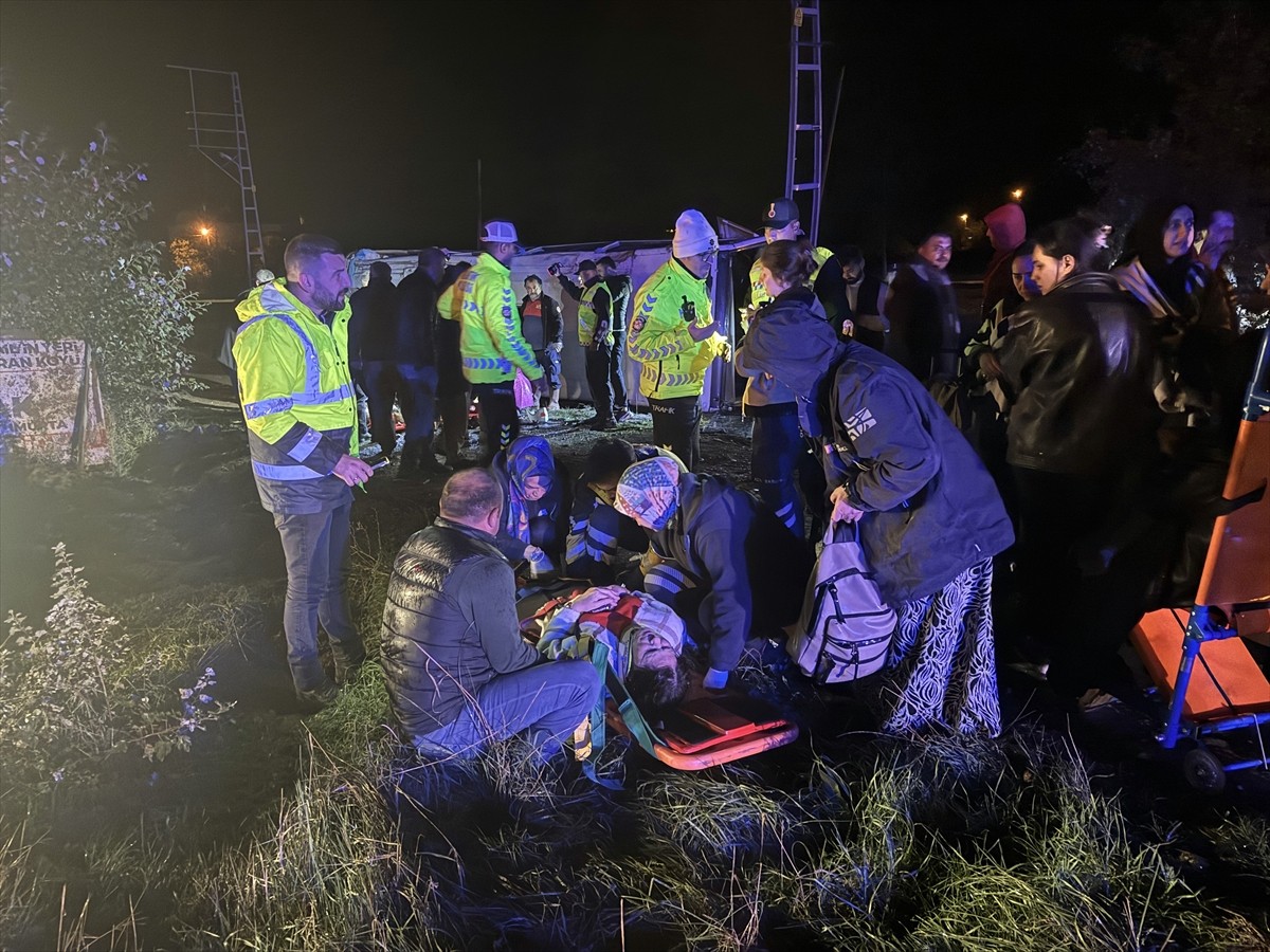 Kastamonu'nun Taşköprü ilçesinde devrilen tur midibüsündeki 25 kişi yaralandı.