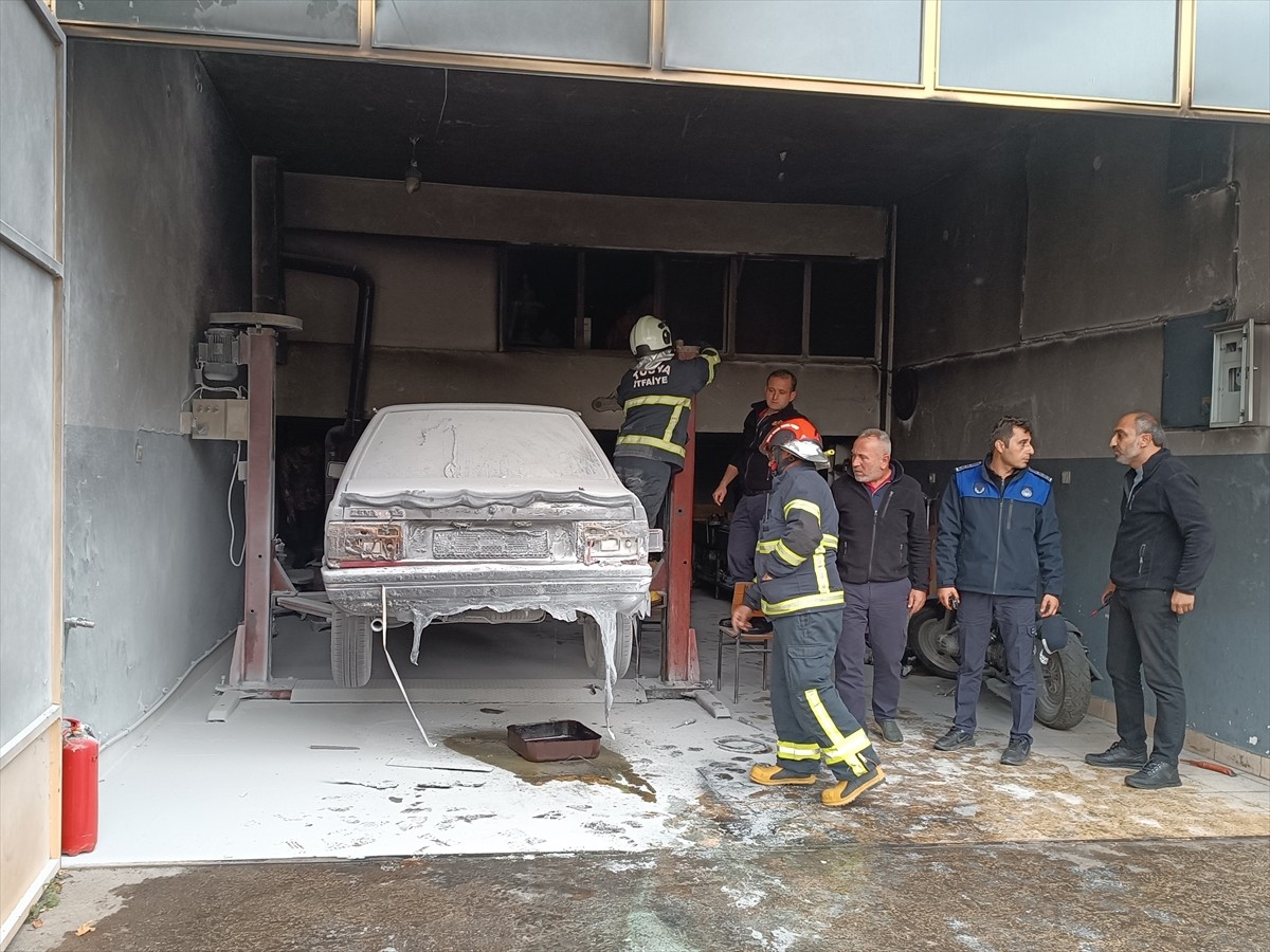 Kastamonu'nun Tosya ilçesinde bir iş yerinde çıkan yangında 2 kişi yaralandı.
