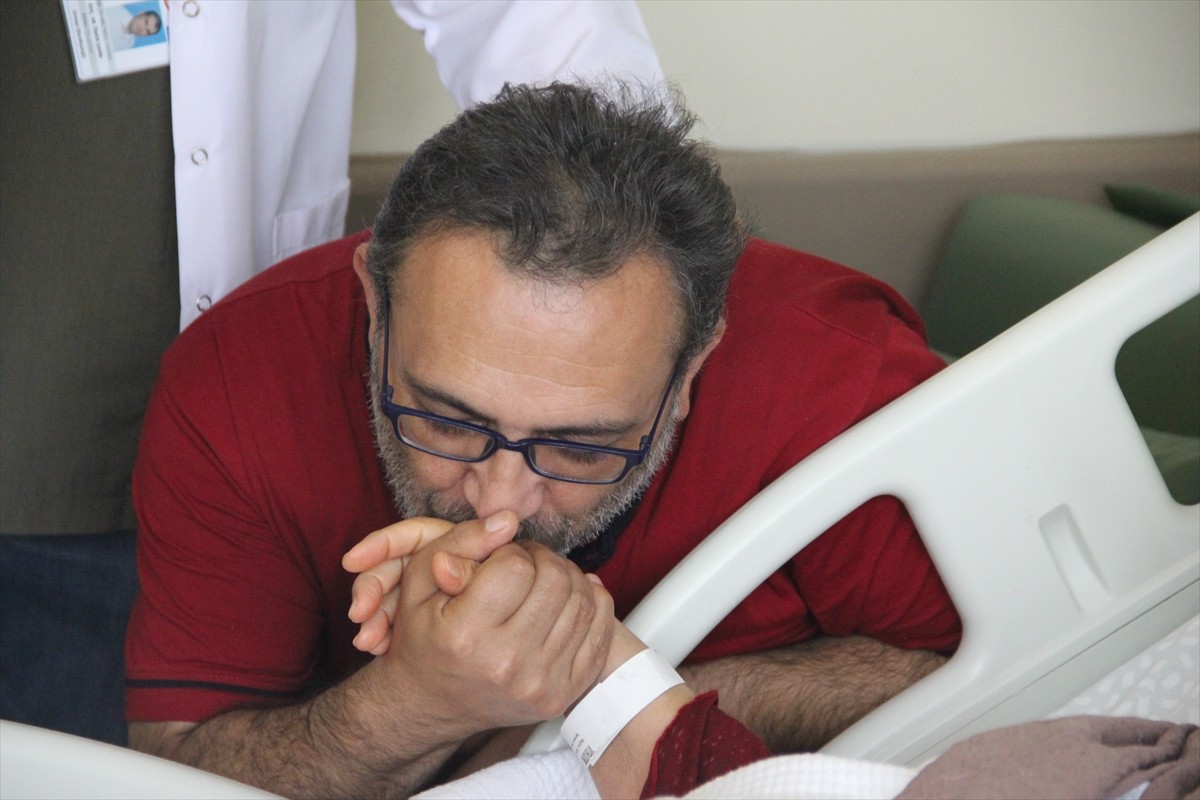 Kayseri'de 5 gün arayla kalp krizi geçiren anne Ayten (sağda) ile oğlu Mehmet Öztemir (ortada)...