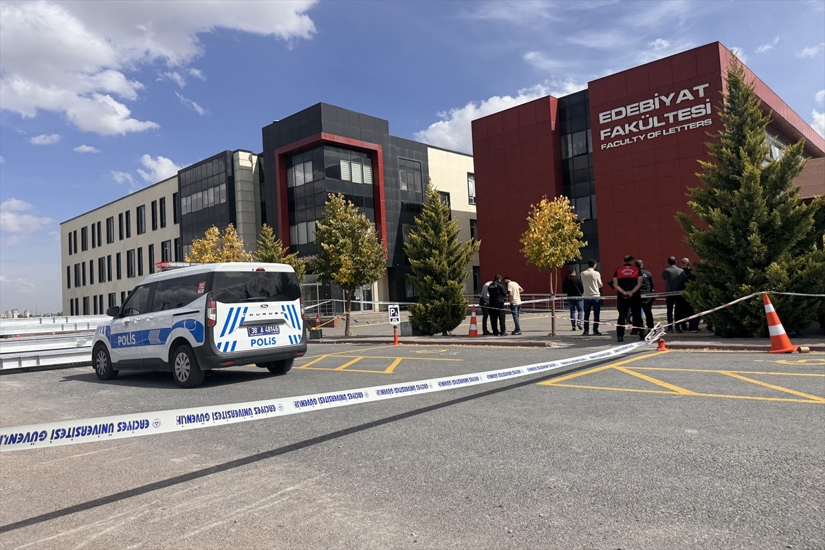 Kayseri'de eski eşi tarafından tüfekle vurulan üniversite öğrencisi kadın hayatını kaybetti. Polis...