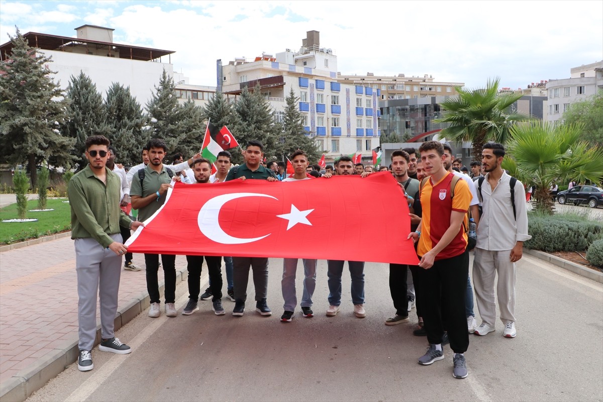 Kilis 7 Aralık Üniversitesi (KİYÜ) öğrencileri ve akademisyenleri, İsrail'in Gazze'ye yönelik...