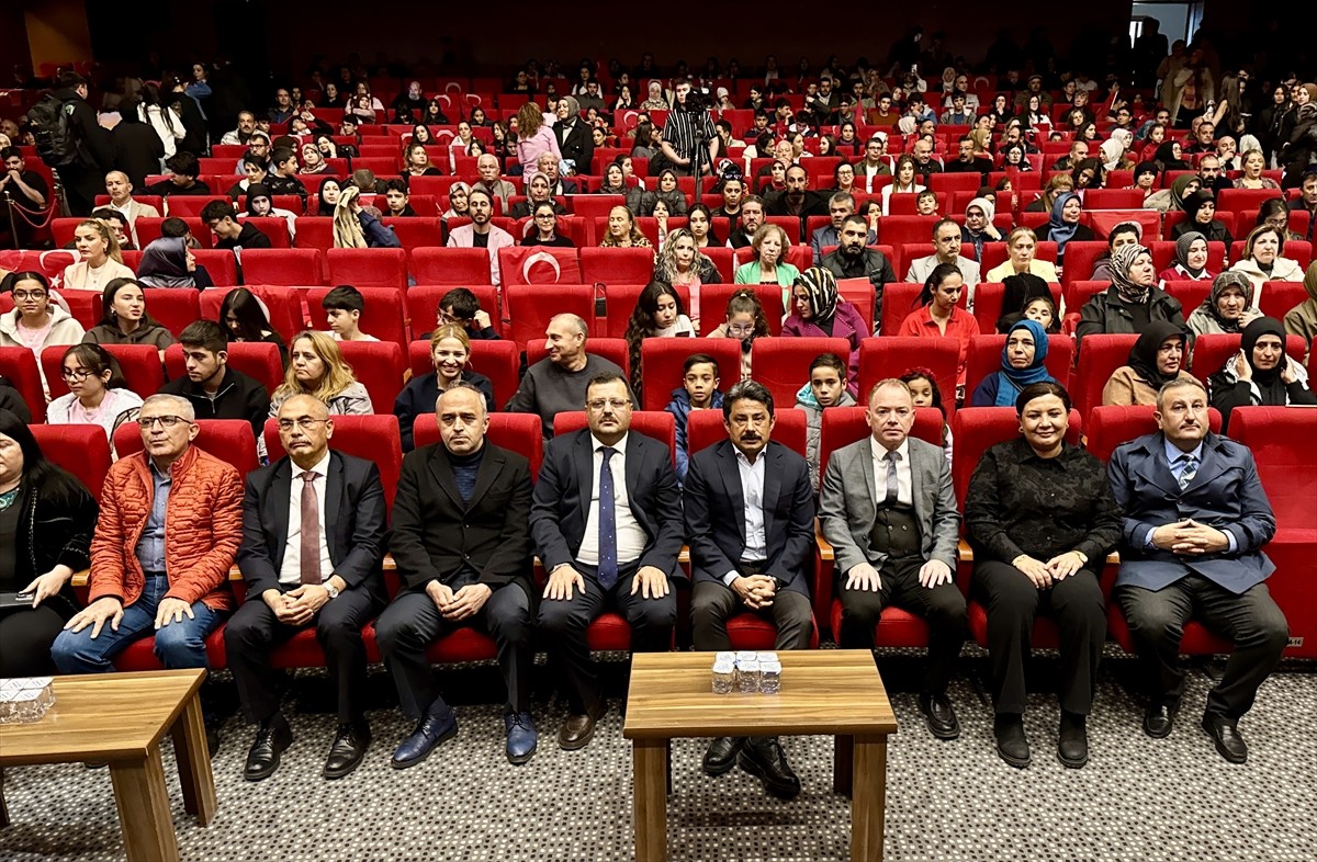 Kırşehir'de, AK Parti İstanbul Milletvekili ve müzisyen Yücel Arzen Hacıoğulları ile lise...
