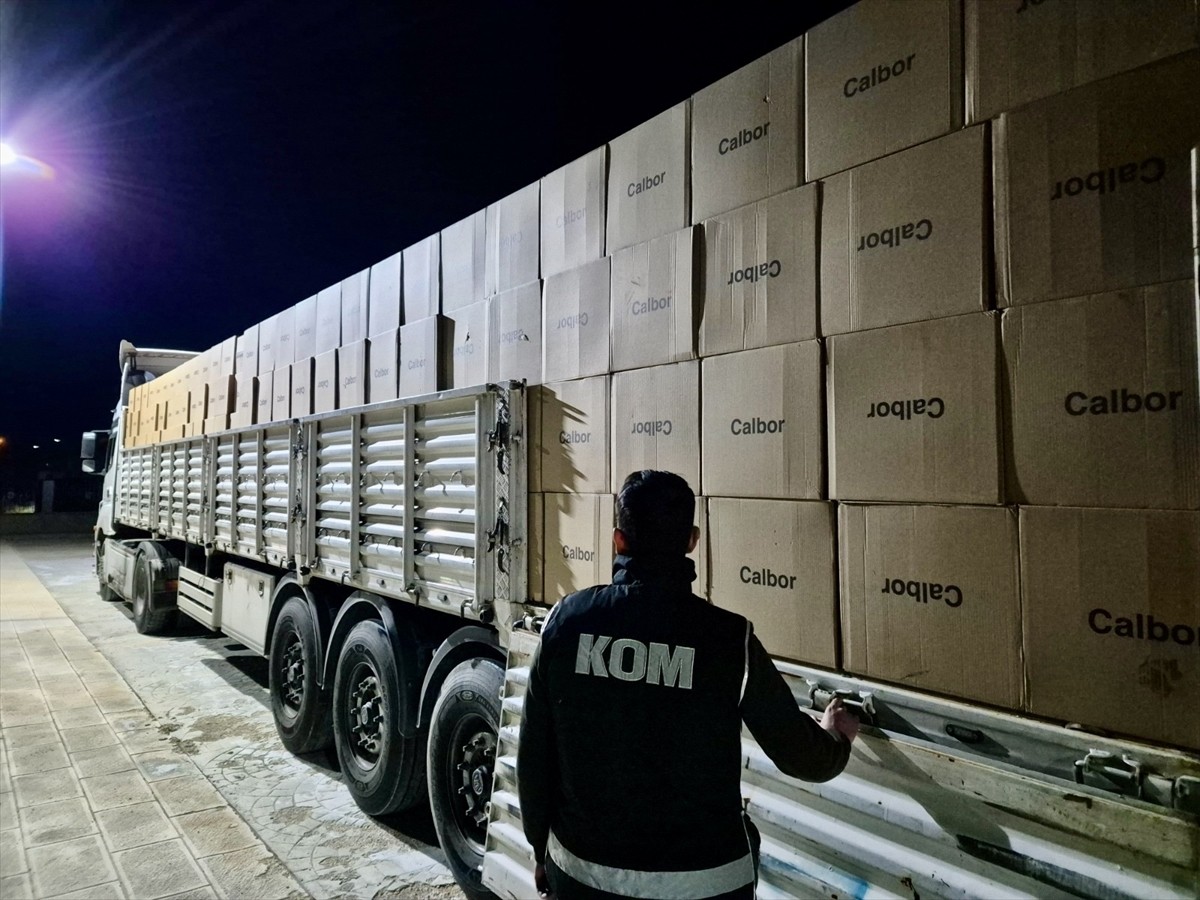 Kırşehir'de bir tırın dorsesinde 9 milyon 800 bin makaron (filtreli sigara kağıdı) ele geçirildi...