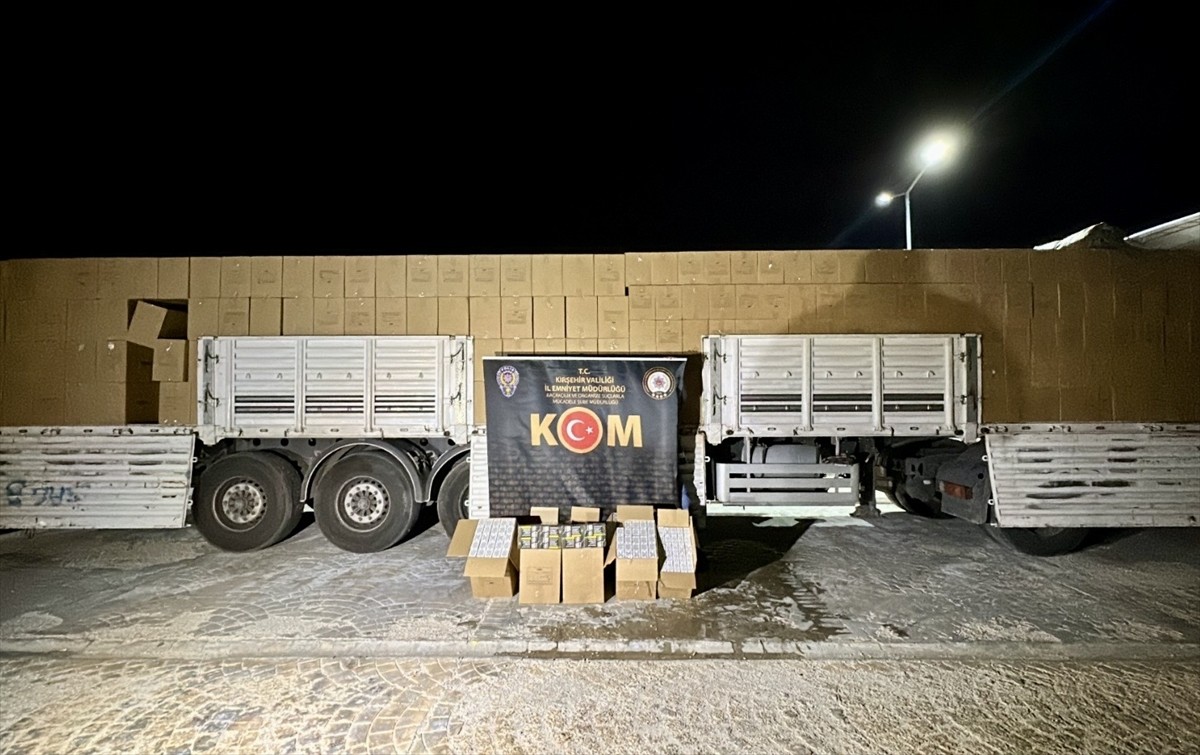 Kırşehir'de bir tırın dorsesinde 9 milyon 800 bin makaron (filtreli sigara kağıdı) ele geçirildi...