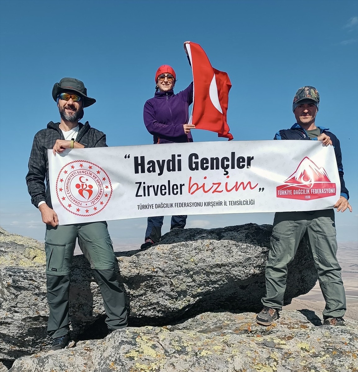 Kırşehirli dağcılar, Cumhuriyet'in 102. yılı dolayısıyla Kaman ilçesindeki 1823 metre...