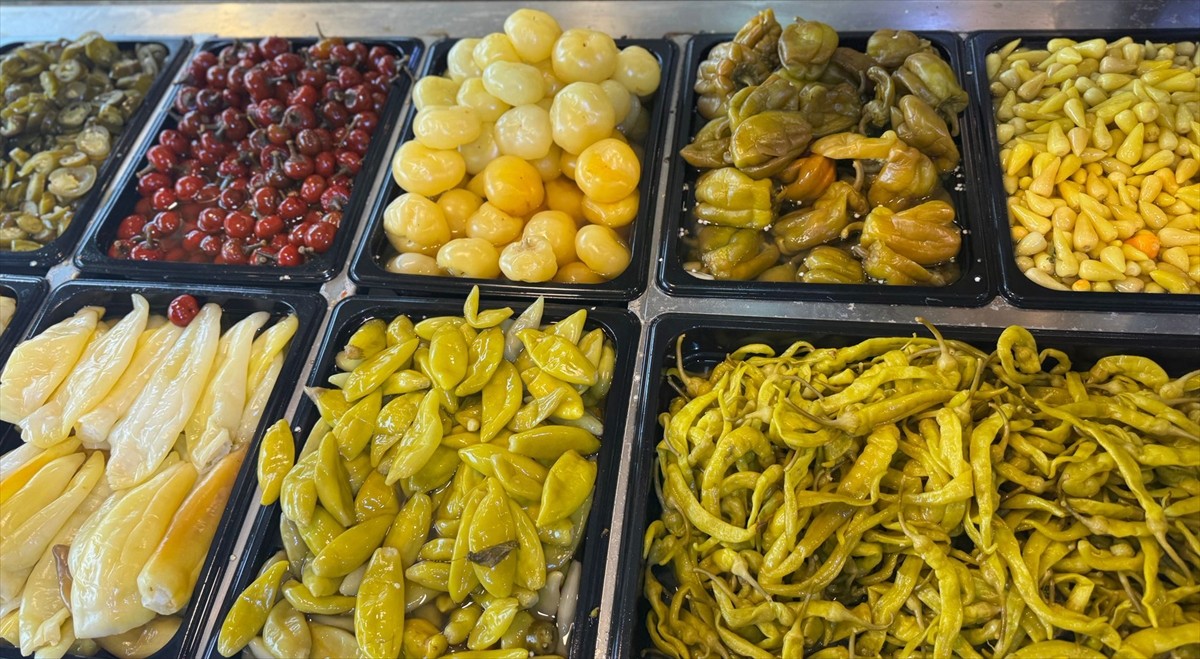 Kış aylarının yaklaşmasıyla birlikte turşu sektöründe satışlar hız kazanırken turşu üreticileri ve...