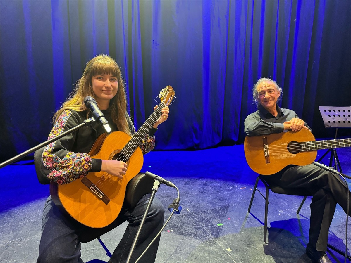 Klasik gitar virtüözü Julia Schuler, farklı kültürlerden esinlendiği repertuarını müzikseverler...