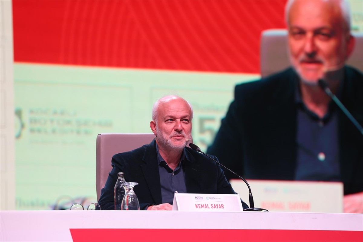 Kocaeli'de bu yıl 15'incisi düzenlenen kitap fuarının ilk gününde söyleşi ve imza etkinlikleri...