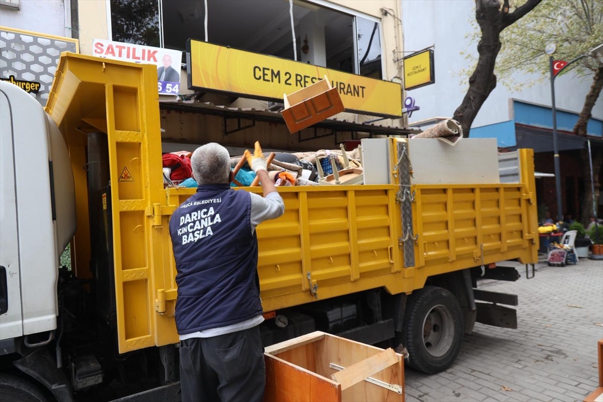 Kocaeli'nin Darıca ilçesinde bir evden 2 kamyon çöp çıkarıldı.
