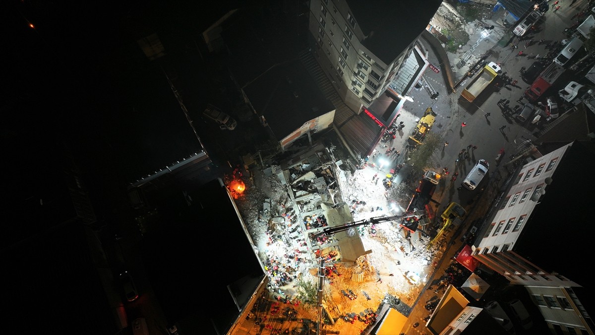 Kocaeli'nin Gebze ilçesinde çöken 7 katlı binanın enkazında kalan anne ve babanın cansız...